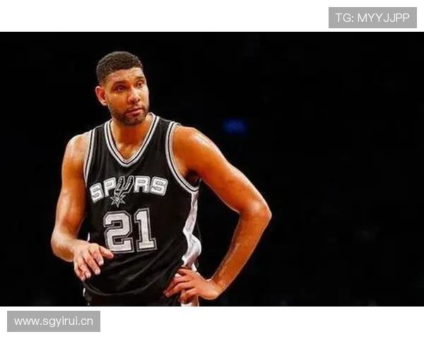 蒂姆·邓肯低位背身单打效率远超队友，主导马刺内线攻防体系