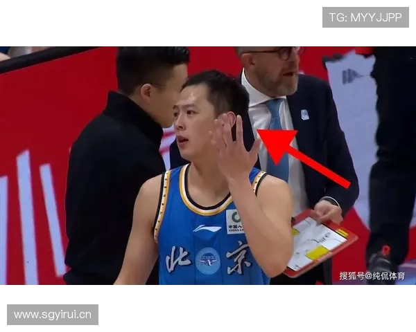 如何判定篮球比赛中的假摔行为及其处罚标准？